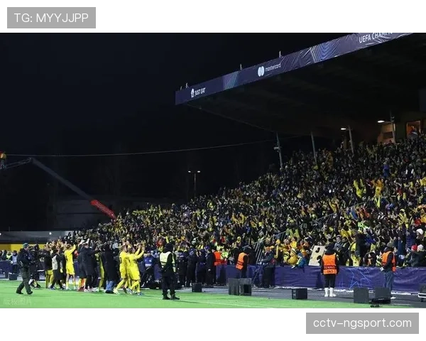 暖心一幕，斯特拉斯堡小球迷冲入场内获保安温柔护送离场